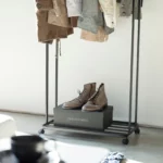 Yamazaki Garderobe mit Rollen TOWER Schwarz, Detailansicht 11 | One Horizon