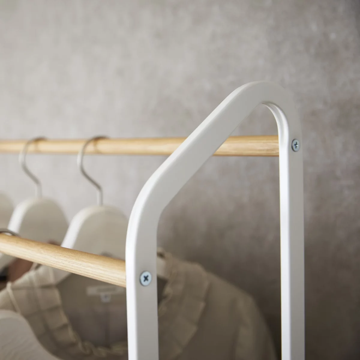 Yamazaki Garderobe mit Rollen TOWER Weiss, Detailansicht 3 | One Horizon