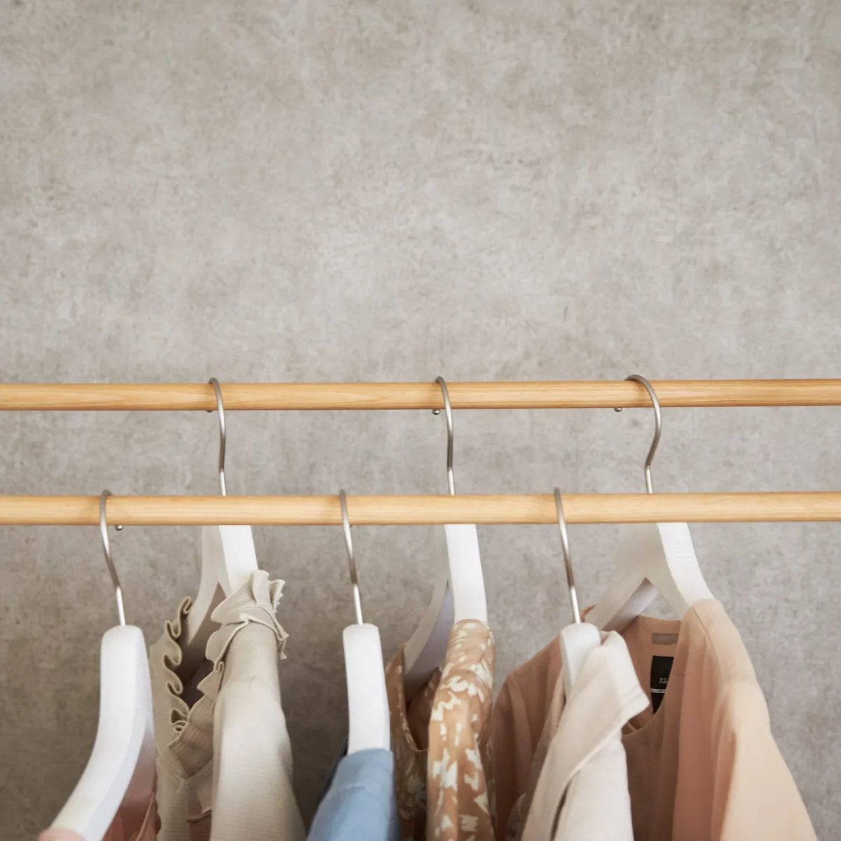 Yamazaki Garderobe mit Rollen TOWER Weiss, Detailansicht 4 | One Horizon