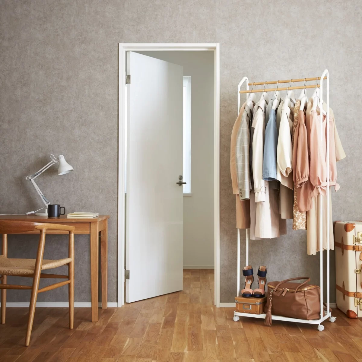 Yamazaki Garderobe mit Rollen TOWER Weiss, Detailansicht 7 | One Horizon