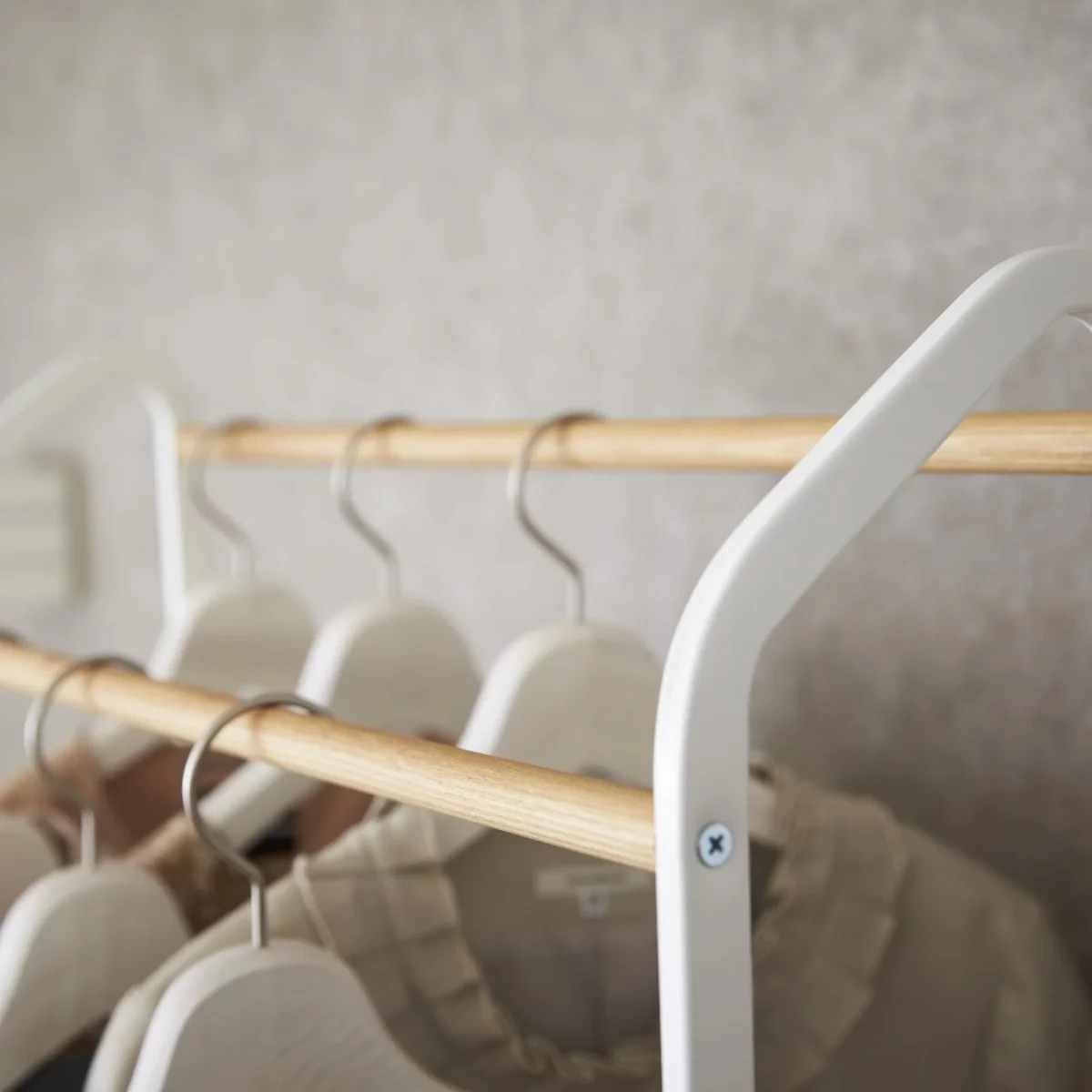 Yamazaki Garderobe mit Rollen TOWER Weiss, Detailansicht 8 | One Horizon