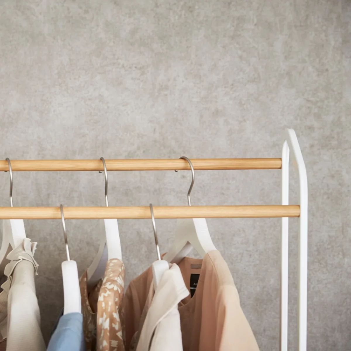 Yamazaki Garderobe mit Rollen TOWER Weiss, Detailansicht 9 | One Horizon