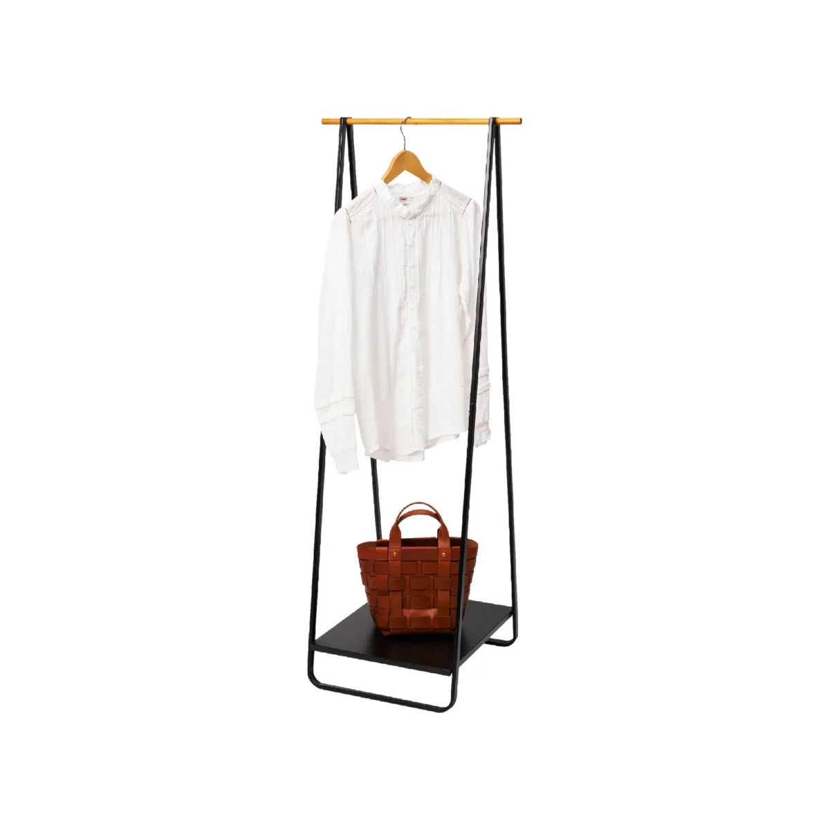 Yamazaki Garderobe TOWER mit Ablage in Schwarz, mit Hemd und Korbtasche, freigestellt auf weissem Grund
