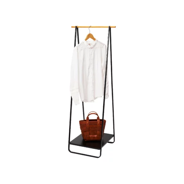 Porte-manteau Yamazaki TOWER avec étagère, couleur noire, avec une chemise et un sac en osier, représenté en isolé sur fond blanc