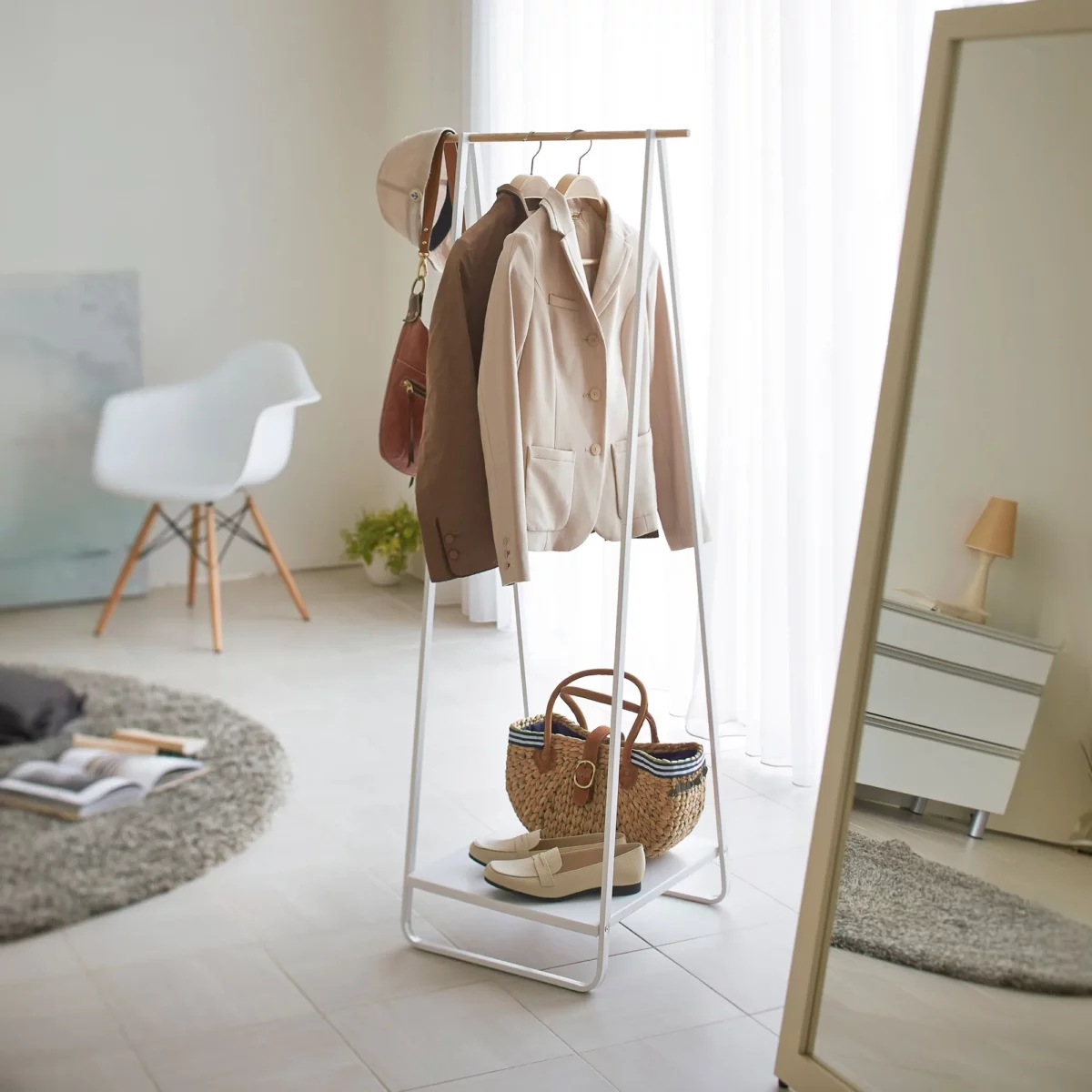 Yamazaki Garderobe TOWER mit Ablage in Weiss, im Schlafzimmer neben dem Spiegel mit Jacken und Tasche