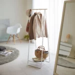 Yamazaki Garderobe TOWER mit Ablage in Weiss, im Schlafzimmer neben dem Spiegel mit Jacken und Tasche