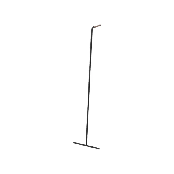 Porte-manteau Yamazaki TOWER, modèle élancé à poser contre un mur, de couleur noire, avec une tringle en bois, représenté sur fond blanc
