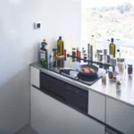 Étagère à épices Yamazaki TOWER à 2 niveaux avec tiroirs, noire, vue détaillée 8 | One Horizon