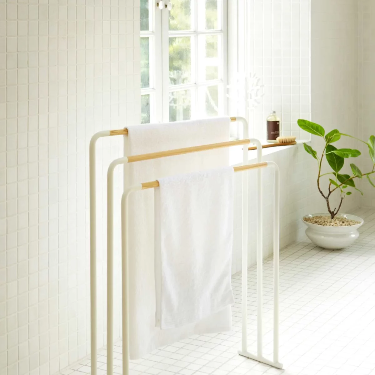 Yamazaki Handtuchhalter PLAIN Weiss, Detailansicht 2 | One Horizon