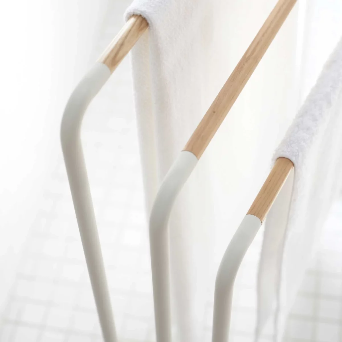 Yamazaki Handtuchhalter PLAIN Weiss, Detailansicht 3 | One Horizon