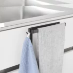 Yamazaki Handtuchhalter TOWER zum Einhängen in Schwarz, mit Geschirrtuch und Lappen am Zusatzhaken
