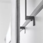 Yamazaki Handtuchhalter TOWER zum Einhängen in Schwarz, Nahaufnahme der Klemme mit Stellschraube