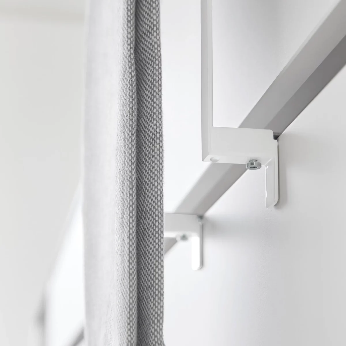 Yamazaki Handtuchhalter TOWER zum Einhängen in Weiss, Nahaufnahme der Klemme mit Stellschraube