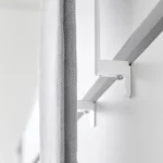 Yamazaki Handtuchhalter TOWER zum Einhängen in Weiss, Nahaufnahme der Klemme mit Stellschraube