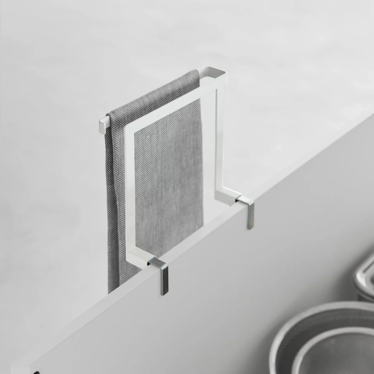 Yamazaki Handtuchhalter TOWER zum Einhängen in Weiss, seitlich an der Schublade mit Tuch