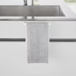 Yamazaki Handtuchhalter TOWER zum Einhängen in Weiss, von vorne unter der Spüle mit Tuch