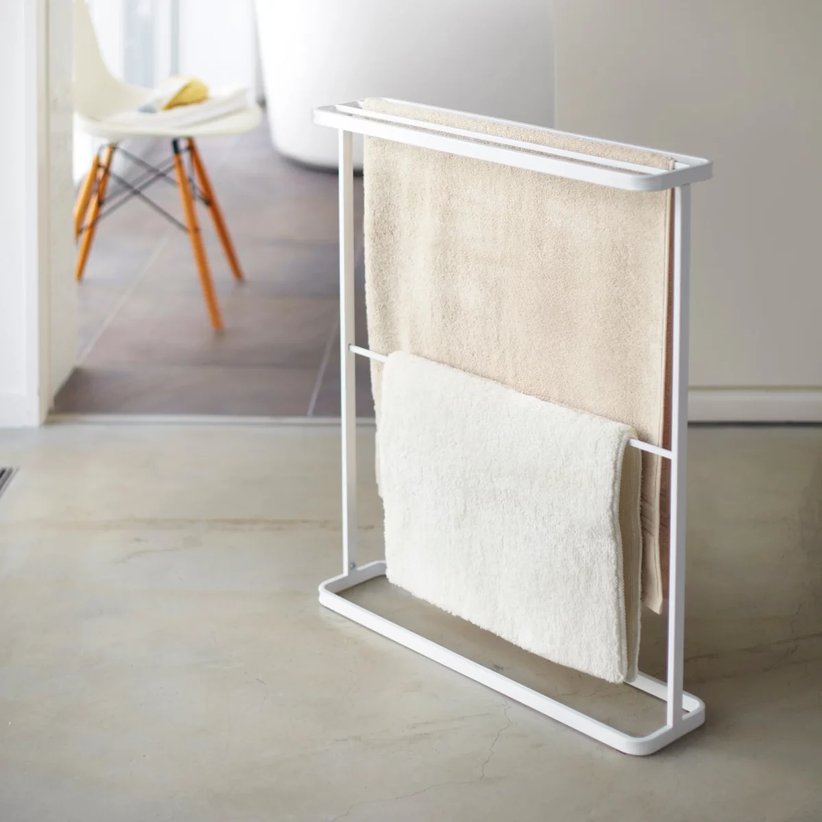 Yamazaki Handtuchhalter TOWER Weiss, Detailansicht 2 | One Horizon