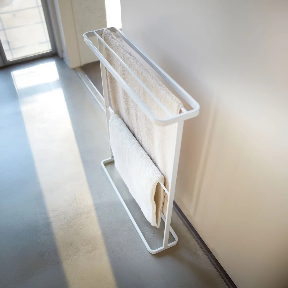 Yamazaki Handtuchhalter TOWER Weiss, Detailansicht 3 | One Horizon