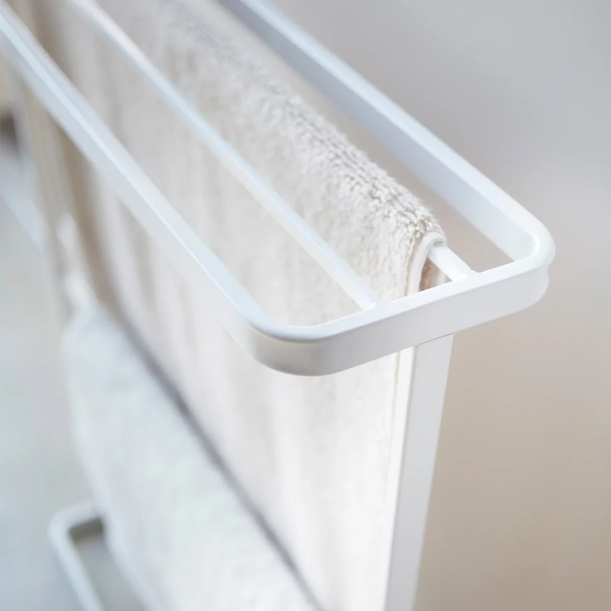 Yamazaki Handtuchhalter TOWER Weiss, Detailansicht 5 | One Horizon