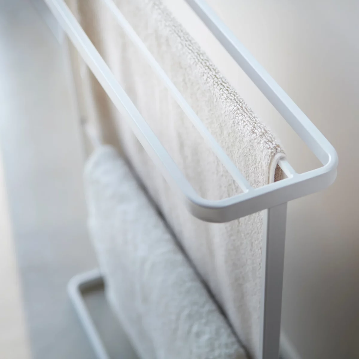 Yamazaki Handtuchhalter TOWER Weiss, Detailansicht 6 | One Horizon