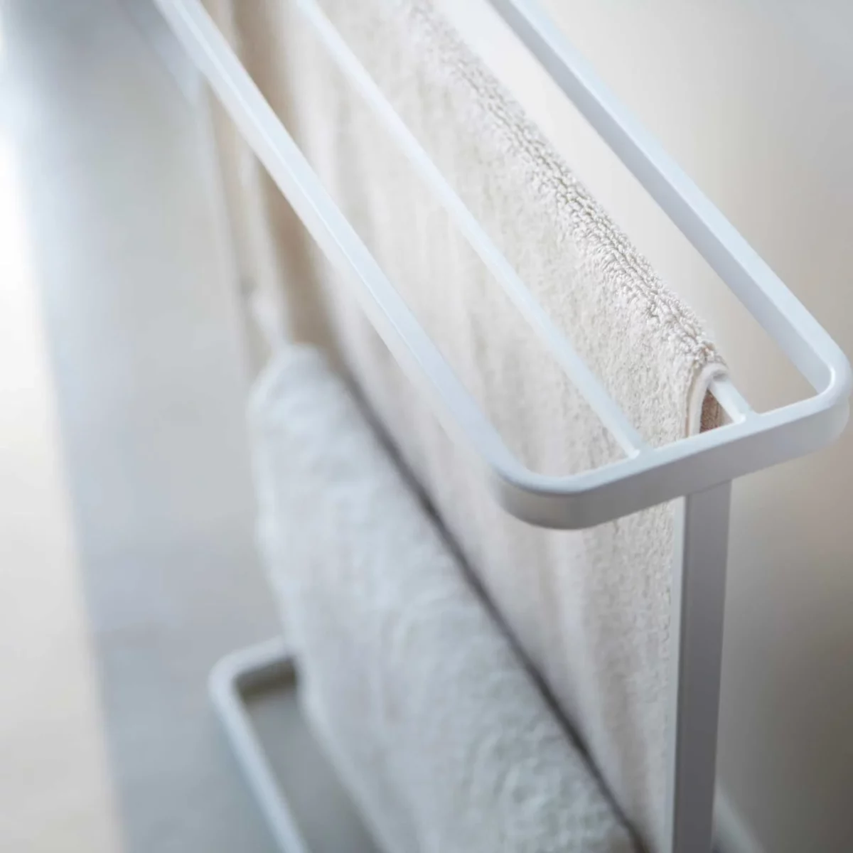 Yamazaki Handtuchhalter TOWER Weiss, Detailansicht 12 | One Horizon