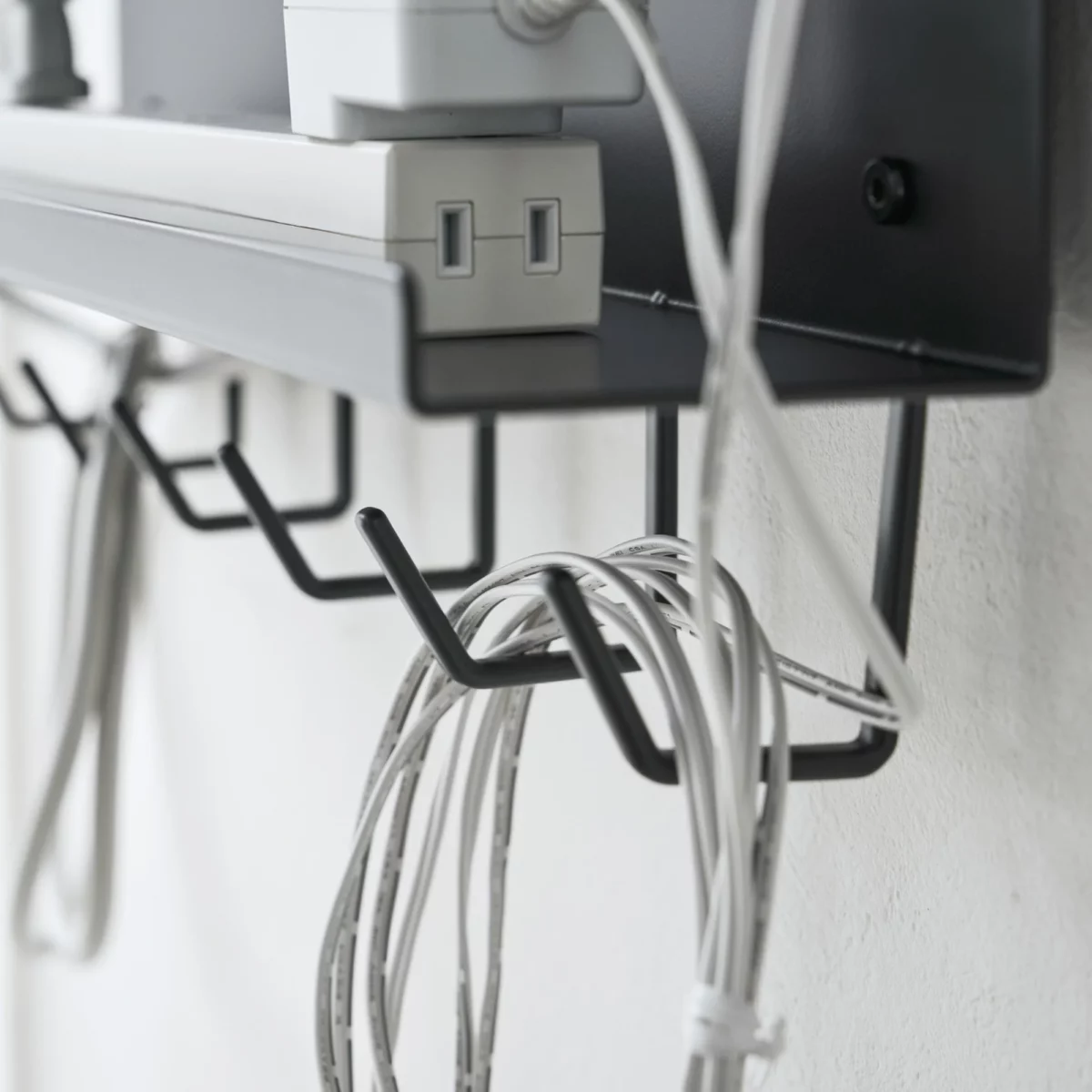 Yamazaki Kabel-Organizer SMART für den Schreibtisch Schwarz, Detailansicht 6 | One Horizon
