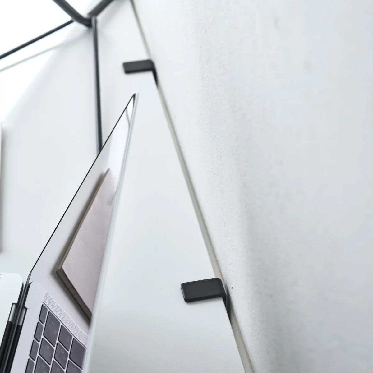 Yamazaki Kabel-Organizer SMART für den Schreibtisch Schwarz, Detailansicht 7 | One Horizon
