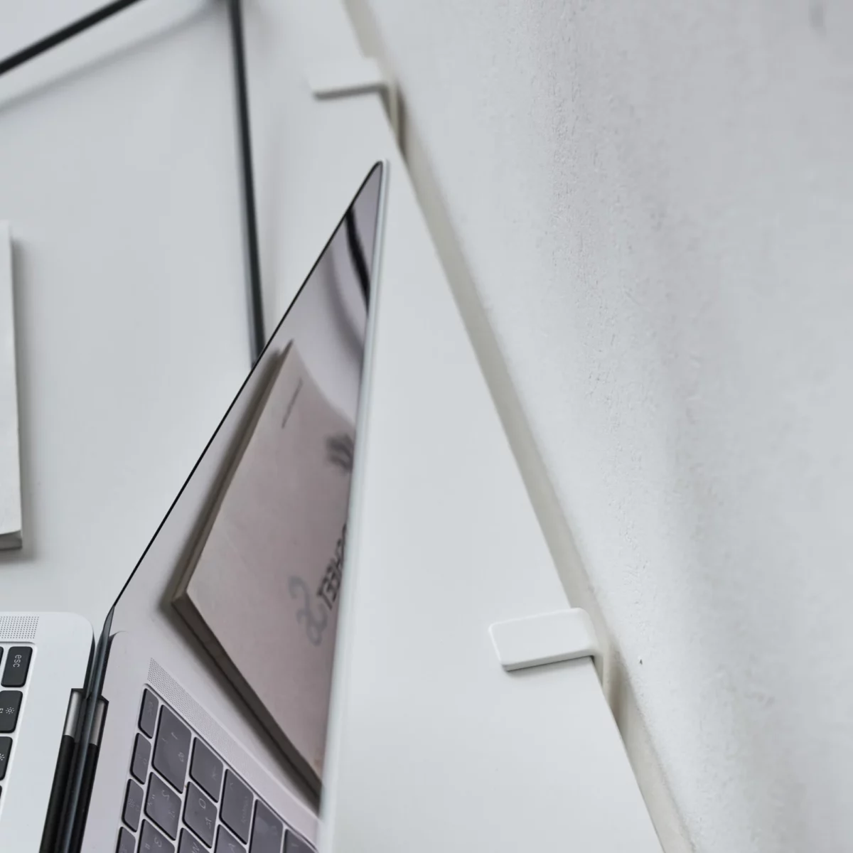 Yamazaki Kabel-Organizer SMART für den Schreibtisch Weiss, Detailansicht 7 | One Horizon