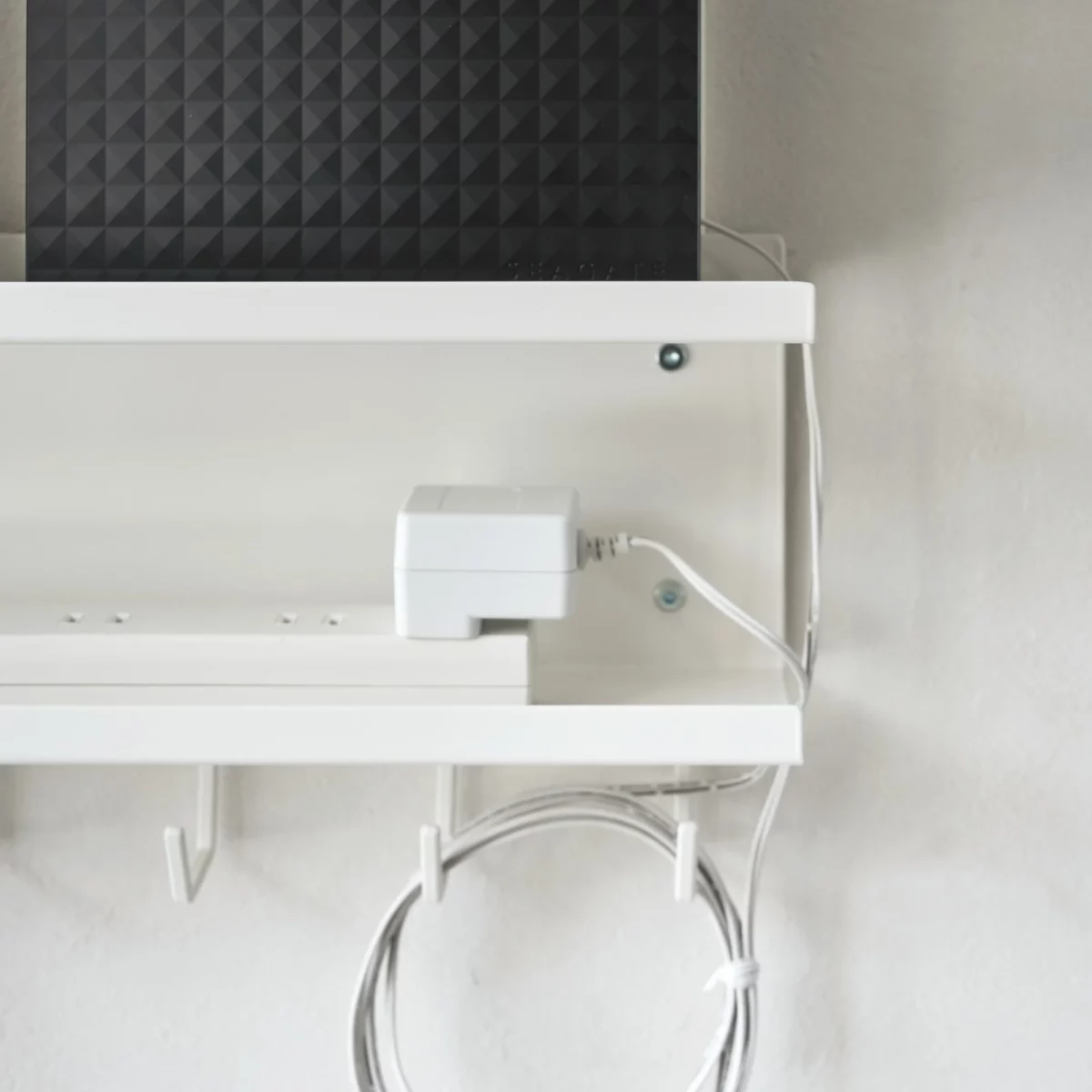 Yamazaki Kabel-Organizer SMART für den Schreibtisch Weiss, Detailansicht 9 | One Horizon