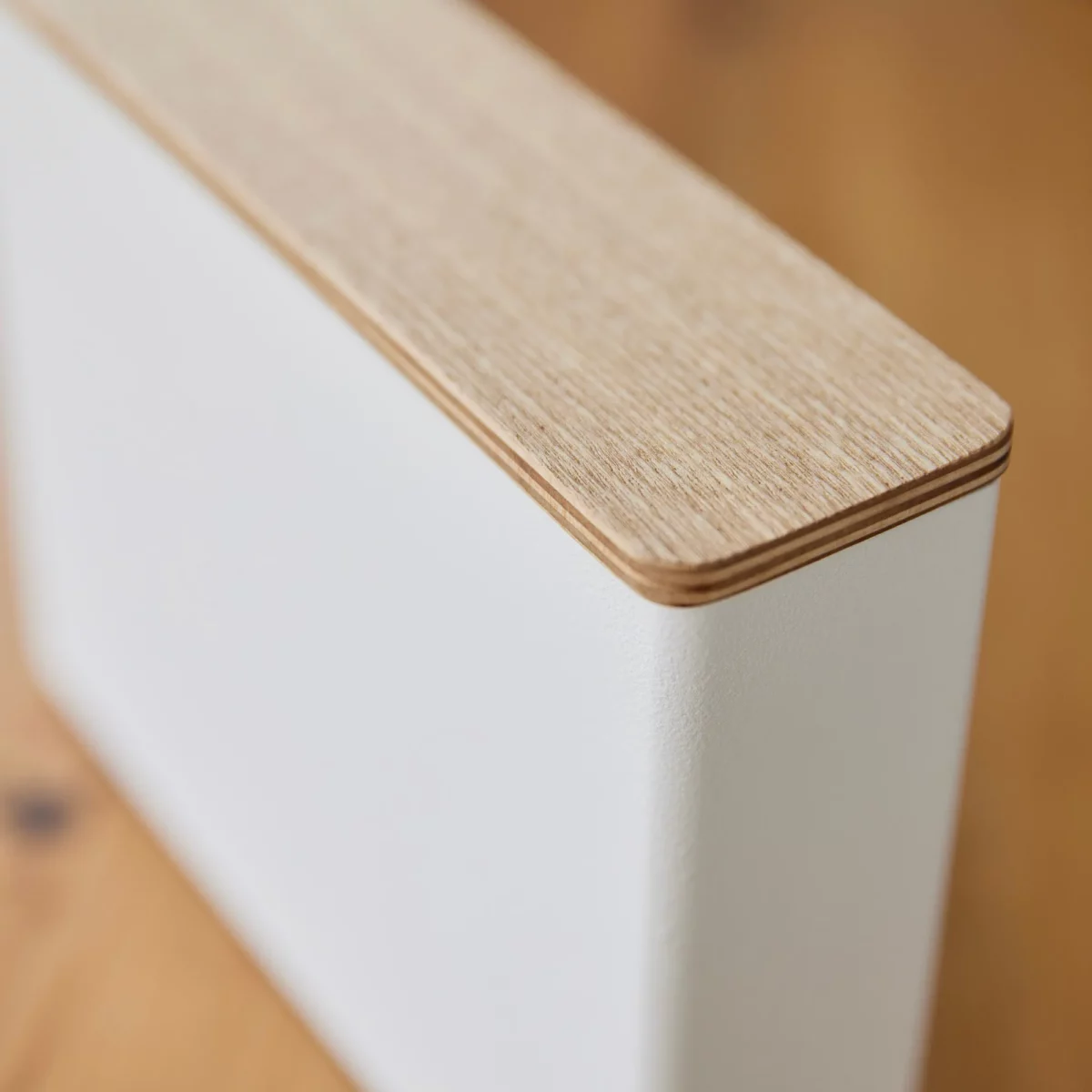 Yamazaki Kaffeefilterbox TOSCA mit Holzdeckel in Weiss, Nahaufnahme des Deckels aus Sperrholz