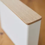 Yamazaki Kaffeefilterbox TOSCA mit Holzdeckel in Weiss, Nahaufnahme des Deckels aus Sperrholz