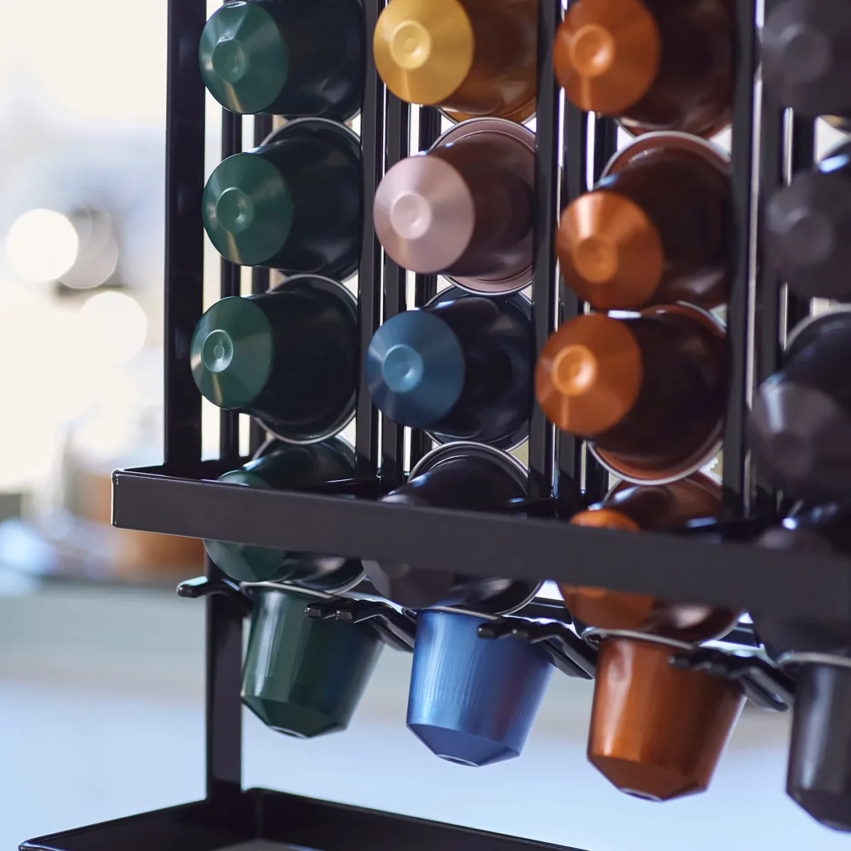 Yamazaki Kaffeekapselhalter TOWER in Schwarz, Nahaufnahme der Kapseln in vier Säulen