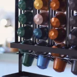 Yamazaki Kaffeekapselhalter TOWER in Schwarz, Nahaufnahme der Kapseln in vier Säulen