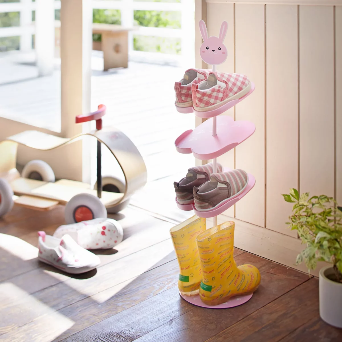 Yamazaki Kinder-Schuhregal in Pink, im Eingang mit karierten Kinderschuhen und Stiefeln