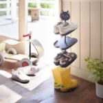 Yamazaki Kinder-Schuhregal in Schwarz, im Eingang mit Kinderschuhen und Gummistiefeln