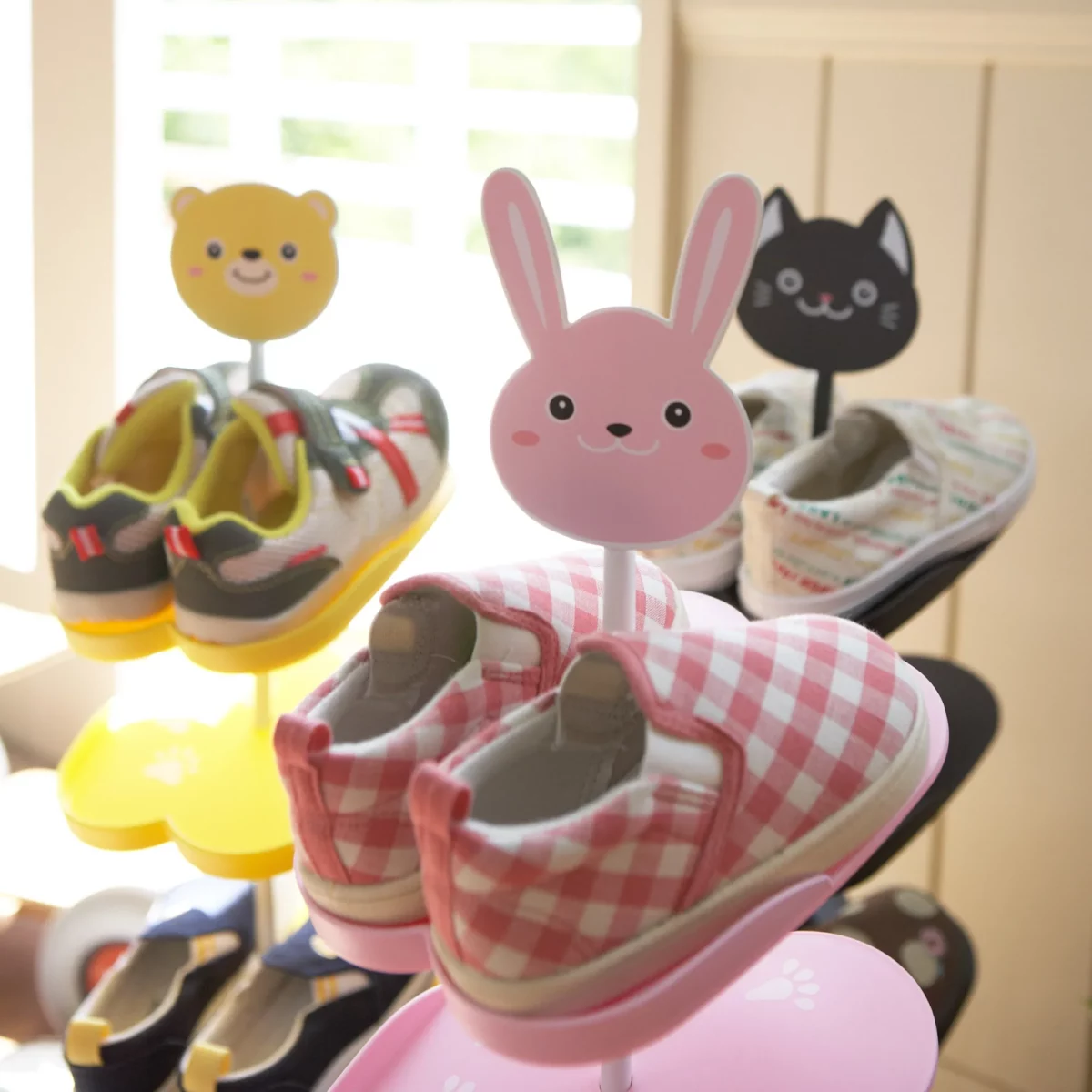 Yamazaki Kinder-Schuhregal, Tierköpfe Bär, Hase und Katze mit Kinderschuhen in Nahaufnahme