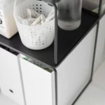 Yamazaki Klappregal TOWER stapelbar L in Schwarz, Nahaufnahme der erhöhten Kante mit Korb