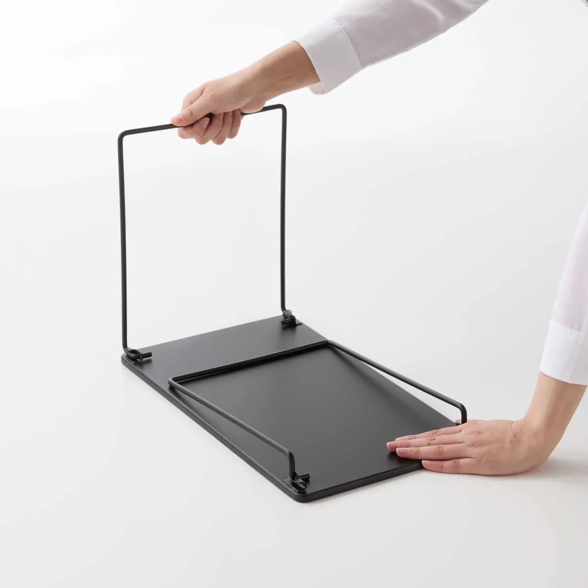 Yamazaki Klappregal TOWER stapelbar L in Schwarz, Hand klappt das Regal flach zusammen
