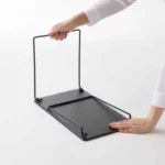 Yamazaki Klappregal TOWER stapelbar L in Schwarz, Hand klappt das Regal flach zusammen