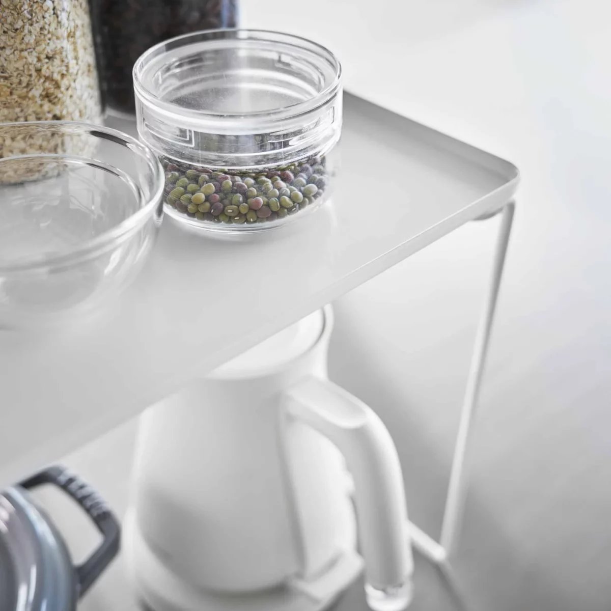 Yamazaki Klappregal TOWER stapelbar L in Weiss, Nahaufnahme mit Glasdosen über dem Wasserkocher