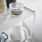 Yamazaki Klappregal TOWER stapelbar L in Weiss, Nahaufnahme mit Glasdosen über dem Wasserkocher