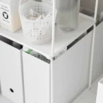 Yamazaki Klappregal TOWER stapelbar L in Weiss, Nahaufnahme der erhöhten Kante mit Korb