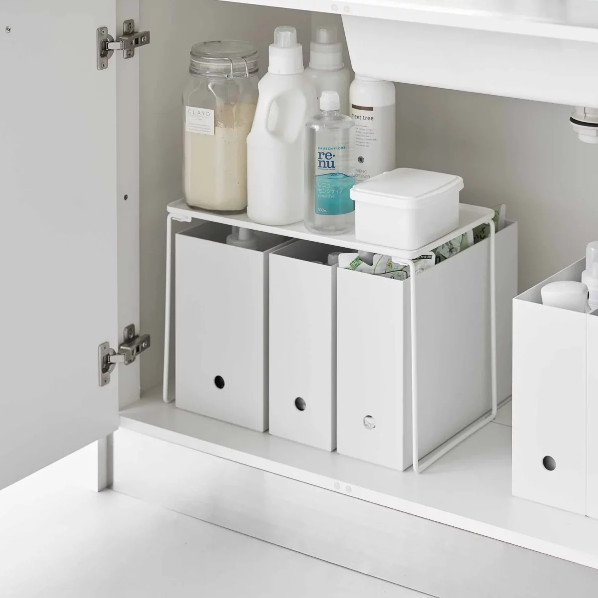 Yamazaki Klappregal TOWER stapelbar L in Weiss, im Spülenunterschrank über Ordnerboxen mit Waschmittel