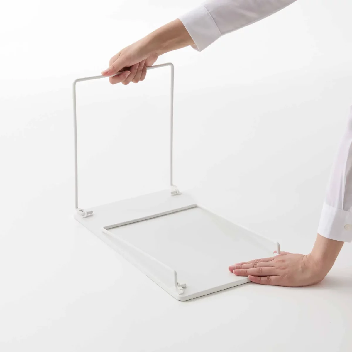 Yamazaki Klappregal TOWER stapelbar L in Weiss, Hand klappt das Regal flach zusammen