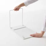 Yamazaki Klappregal TOWER stapelbar L in Weiss, Hand klappt das Regal flach zusammen