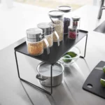 Yamazaki Klappregal TOWER stapelbar M in Schwarz, Nahaufnahme mit Vorratsgläsern auf der Platte