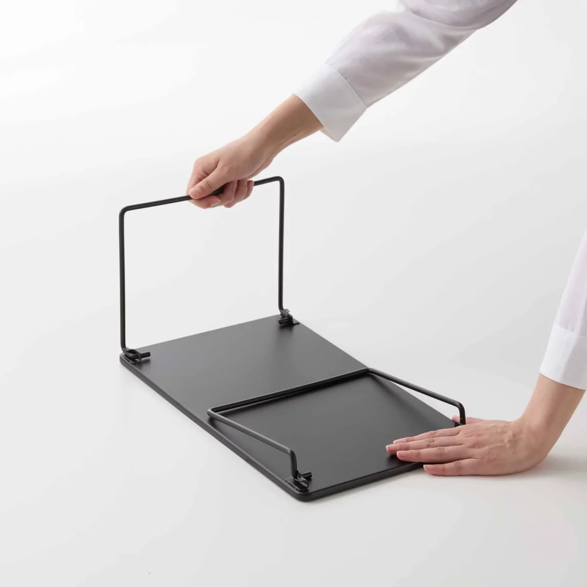 Yamazaki Klappregal TOWER stapelbar M in Schwarz, Hand klappt das Regal flach zusammen