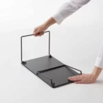 Yamazaki Klappregal TOWER stapelbar M in Schwarz, Hand klappt das Regal flach zusammen