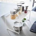 Yamazaki Klappregal TOWER stapelbar M in Weiss, Nahaufnahme mit Vorratsgläsern auf der Platte