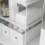 Yamazaki Klappregal TOWER stapelbar M in Weiss, Nahaufnahme mit Wattepads über Ordnerboxen